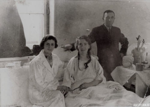 Ewa Guterman with her sister Czarna and her husband Josek Jesion in a hospital in Warsaw after 1927